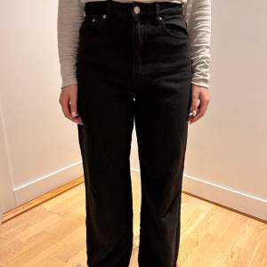 Jeans i rak modell från Gina Tricot i fint skick! Normala i storleken :)