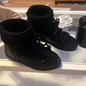 Helt oanvända svarta inuikii skor. Pris går att diskutera