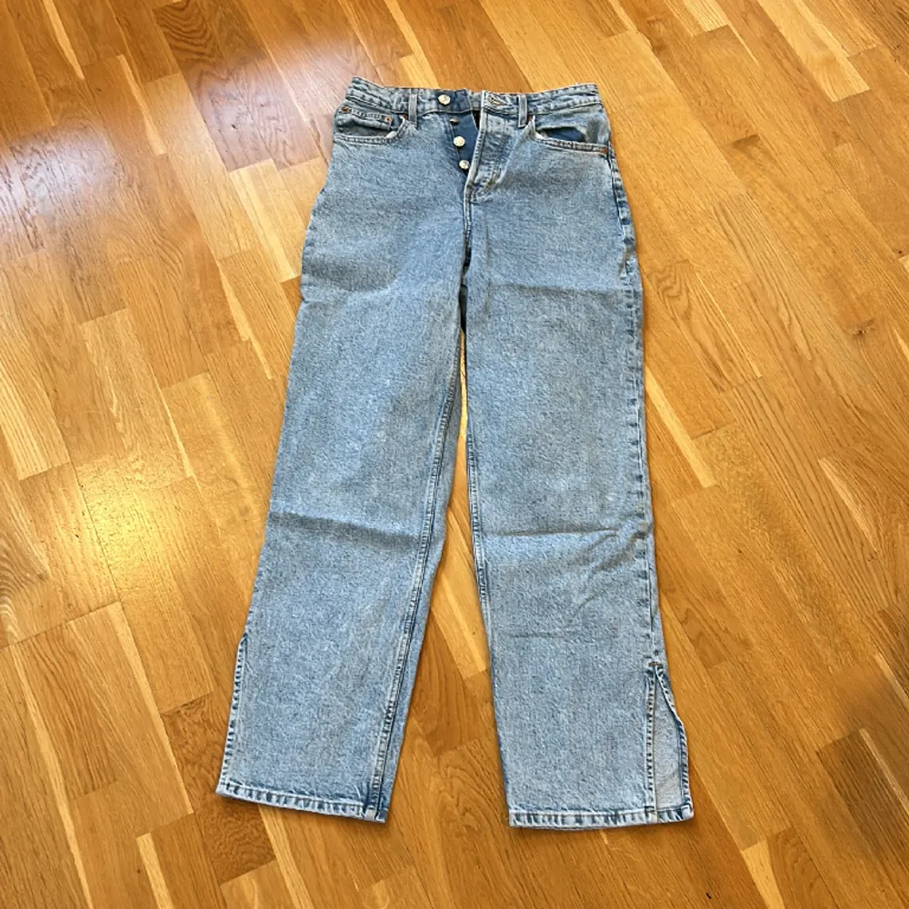 Jeans från H&M, diveded, 36, mid waist, straight leg med slits, knapp knäppning . Jeans & Byxor.