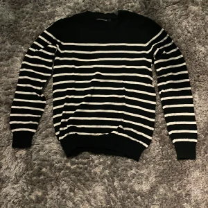 Randig stickad tröja - En jättefin randig tröja jag köpte på Monoprix i Frankrike för två år sedan! Tyvärr har jag inte använt den så mycket och har nu hunnit växa ur den :( - Nypris: 500kr