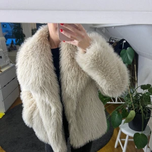 Fejk pälsjacka - Fin fluffig pälsjacka från Zara, varsamt använd köpt förra hösten. Storlek 34