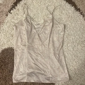 Perfekta linet!💖  - Det här linet är värkligen Perfekt. Materialet är silke och den är väldigt tunn och luftig. Man kan justera banden vid axlarna till sin  längd och det finns tre knappar vid bysten som man kan justera💓