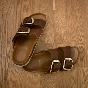 Birkenstock Arizona Big Buckle - Overall i gott skick. Lite slitna i sulorna, fram och bak. Inget slitage över huvudtaget på under sulorna.