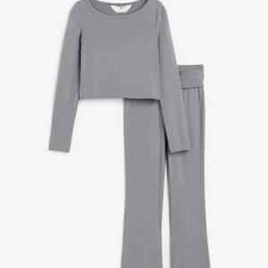 Set HM - Grått set från HM. Snurrat på tiktok. Trendigt med dubbelvikt midja. Ej använt endast provat. Strl 164 (ungefär XS/S).