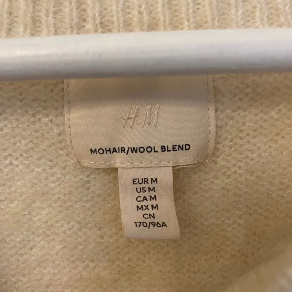 Säljer den här super fina och mysiga tröjan från HM. Den är ganska oversized 💕färgen är cremevit. Tröjor & Koftor.