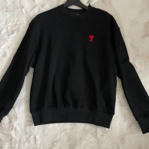 Ami Paris tröja Svart - Säljer min Ami Paris tröja, skick skulle jag säga ligger på 9-9.5/10.  Tröjan är använd ett fåtal gånger.   Priset är inte hugget i sten och hör av er vid frågor.  Nypriset på tröjan är 2800-3400kr.