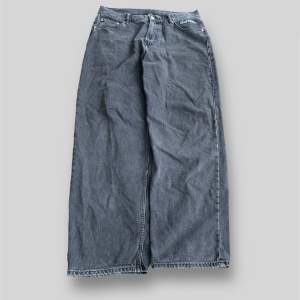 Feta baggy jeans från sweet sktbs, tag: storlek M, ytterbens längden är ca 110cm och midjan är ca 45cm rakt över, tveka inte på att kontakta vid minsta fundering🙌