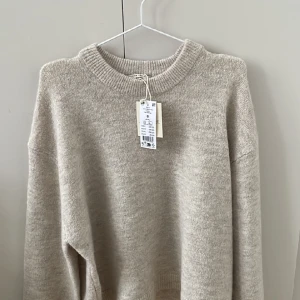 Stickad tröja - Säljer denna jättefina ljusbeige stickade tröja från Gina tricot!   Säljer på grund av att det blev fel storlek och returrätten har gått ut, varan är helt oanvänd med lappen kvar.   Nypris: 400kr   ❗️köparen står för frakten❗️