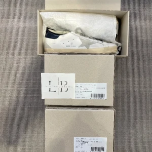 Golden Goose - Golden Goose Super-Star Classic : Black Leather : 43 Blue Leather : 43*2-42 Grey Leather : 42-43*2 Grey Suede : 42 Brown Suede : 43 White Green : 43  Price Suede : 260€/each Price Leather :  250€/each