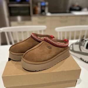 Ugg tazz - Säljer mina Ugg tazz använda en gång, säljer då de är för små för mig och därav inte kommer till användning.❣️ Inköpta i höstas för 1600kr och är i färgen Chestnut i storlek 37, dom är som nya.🤍
