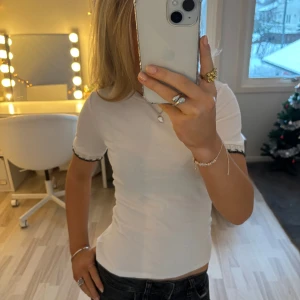 Zara T-shirt  - Säljer denna fina tshirt från zara med detaljer vid ärmen. 