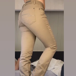 Zara women byxor  - Jag säljer dessa lågmidjade jeansen från zara för jag ej använder dem längre. Dem har perfekt passform i midjan och sitter även bra över låren( jag har ganska stora lår). På fickorna bar finns de fina paljett detaljer i silver. Mer info skriv🩷