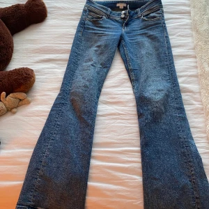 Jeans med knappar i bak❤️ - Jag säljer dessa super snygga jeans från young gina. Jeansen är i storlek 158-164 men jag har sprätt upp dom längst ner för att få dom lite längre❤️skriv för fler bilder
