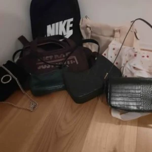 Väskor - Vissa saker e nyare än andra. Men vill bli av med väskor för använder knappt. Allt från 40-90kr köpare betalar för frakt tar swish:) 