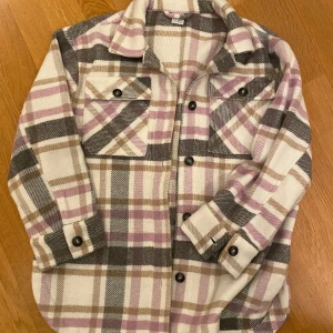 Overshirt tjej strlk 140 - Snygg och skön overshirt från Lindex. Tjej storlek 140. Väldigt fint skick, knappt använd. Djur- & rökfritt hem. 