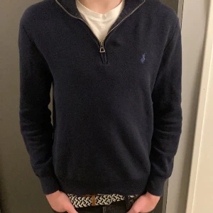 Ralph Lauren Halv Zip - Säljer nu denna asfeta Ralph Lauren Halv zipen i ett gott skick! Storleken är storlek M och sitter som det! Nypris ca 1200kr, mitt pris endast 399kr! Hör av dig vid minsta lilla fundering 😊