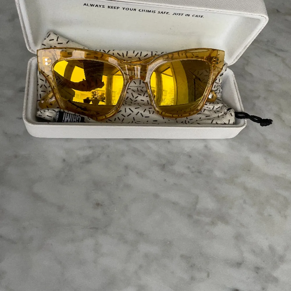 Solglasögon från Chimi i färgen mango, modell 005. Knappt använda. Inga repor eller andra skador. Som nya.. Övrigt.