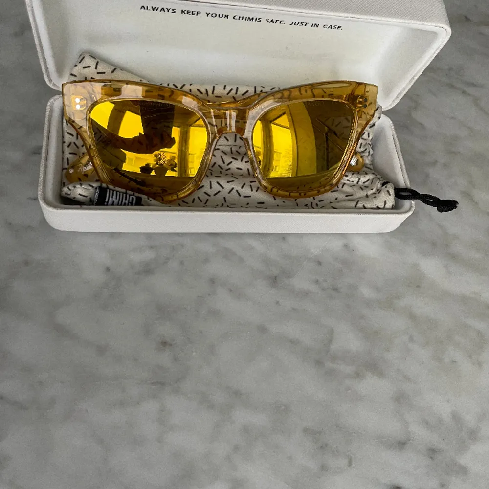 Solglasögon från Chimi i färgen mango, modell 005. Knappt använda. Inga repor eller andra skador. Som nya.. Muu.