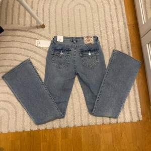 Supersnygga ljusblå midrise/lowrise bootcut jeans från True Religion. Jeansen är i storlek 26 och är helt oanvända med lappen kvar. Midjemåttet är 35cm x 2, samt innerbenslängden är 82cm. Nypris är $149 vilket motsvarar ca 1520kr💓