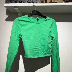 Tröja - Kroppad tröja från Nelly. Fin grön färg. Bra skick. 