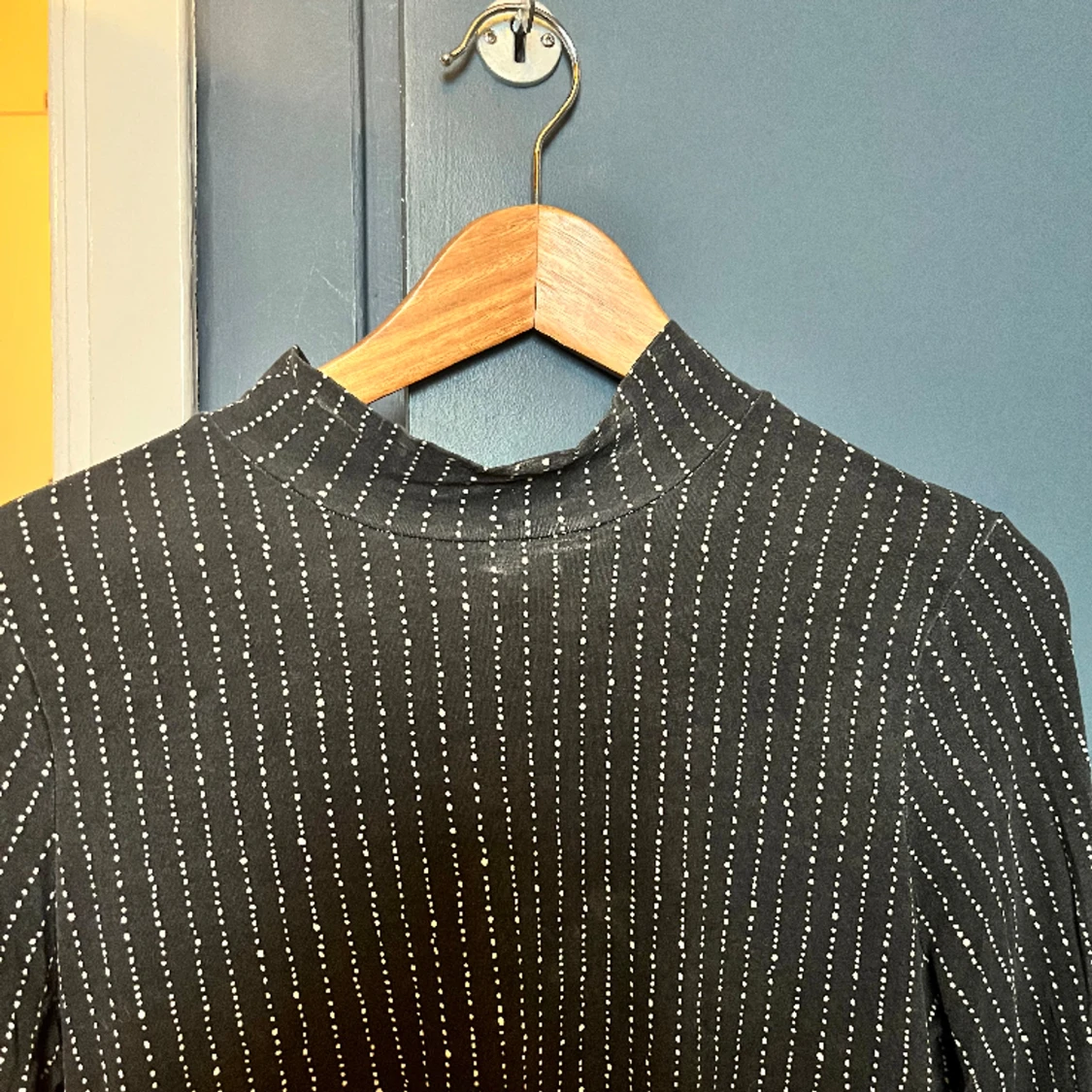 Grå/vitprickig polotröja strl M - 90