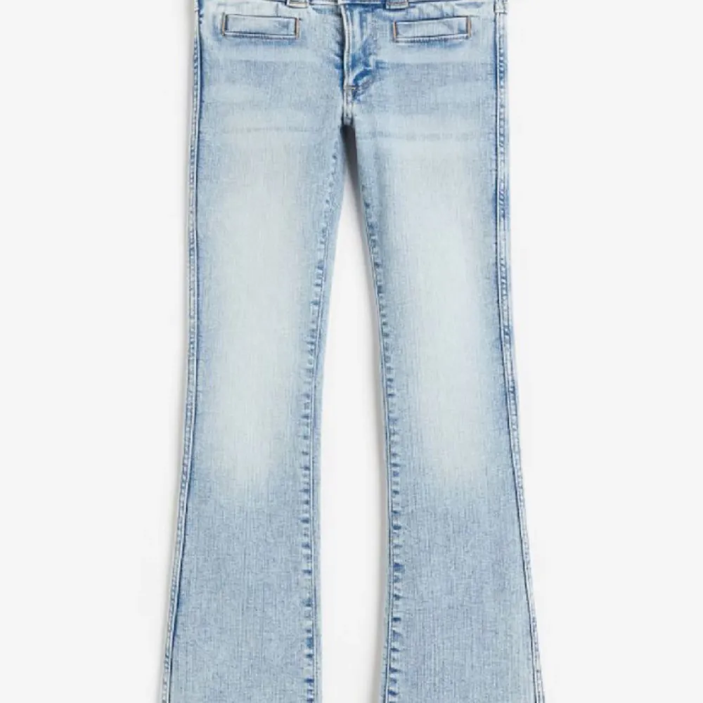 Säljer dessa snygga lågmidjade jeans från H&M! Nypris 280kr! Andvänt de ca 6 gånger! . Jeans & Byxor.