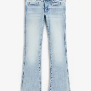 Säljer dessa snygga lågmidjade jeans från H&M! Nypris 280kr! Andvänt de ca 6 gånger! 