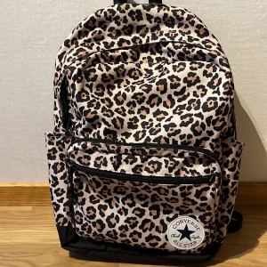Converse ryggsäck 💘 - En fin converse ryggsäck med leopardtryck. Den är i bra skick. Den har 5 fack om man räknar med sidofacken. Sen har den även inre fack. Nypris ligger runt 400kr. Tror inte denna modell säljs längre. Skicka om du vill ha mer bilder 💗