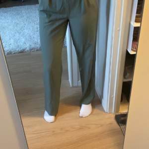 Säljer ett par gröna kostymbyxor från märket STOCKH LM, köpt på MQ för 499kr💗. 