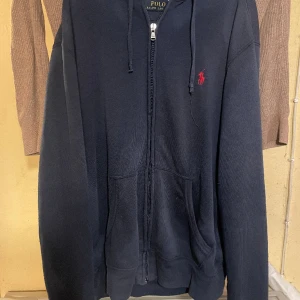 Polo Ralph Lauren  - Säljer min feta Polo Ralph lauren full zip med huva. Den är använd men skicket är ändå bra. Därav det bra priset. Nypris runt 1,2