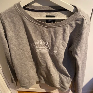 8848 tröja  - En sweetshirt grå med 8848 vid bröstet skönt matrieal funkar till vardags och att träna i 