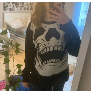 emo döskalle knitwear  - svart knitwear som inte kommit till användning. den är köpt begagnad men det ser inte använd ut. storlek XL, men den funkar fint för mig som brukar ha xs s. det beror på hur man vill att den ska sitta. står inte för om frakten har fel. 
