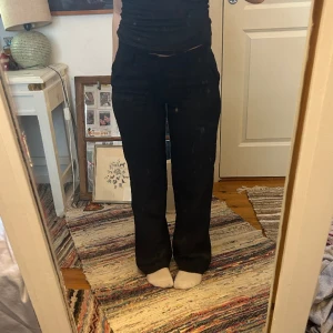 svarta kostymbyxor  - Svarta snygga kostymbyxor. Inte använda många gånger p.g.a för små. De har ett band i midjan så man kan justera. Från ett märke som heter Blowfly.