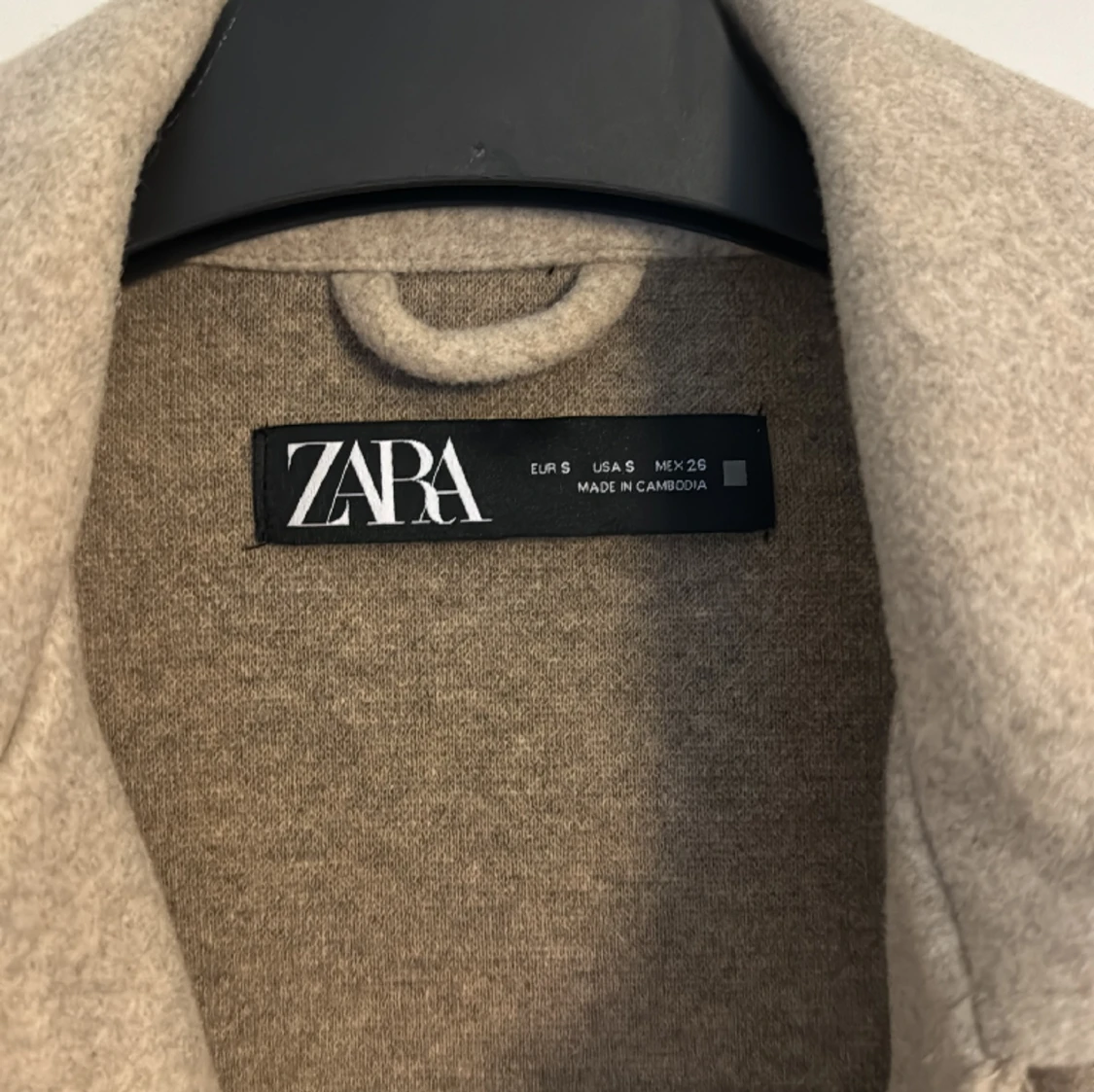 Ljus beige kort kappa från Zara  - 90