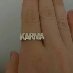Ord ring ”KARMA” - As snygg ring från L8H! Storlek: 19,5 ||| säljer den då den sitter lite löst. Sprillansnytt skick, därav priset. Nypris: 950kr. Presentask medföljer! Kontakta mig vid frågor 🥰