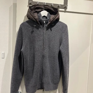 Massimo Dutti Tröja - En riktigt fet Massimo Dutti cardigan som knappt är använd. Riktigt fet året om, pm vid intresse. 
