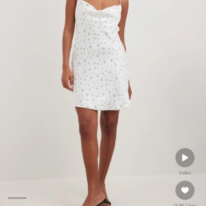 Silkesklänning  - En relativt ny silkesklänning med små blommor på från Nelly! Sen sitter jättefint på kroppen och har ett perfekt fall. Ord pris 348kr