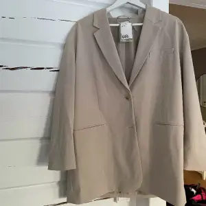 Beige blazer från hm i stel Small. Den är oversized jag har använd den till klänning matchande till boots. Skriv privat för fler bilder! 60 + frakt 