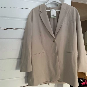 Beige blazer  - Beige blazer från hm i stel Small. Den är oversized jag har använd den till klänning matchande till boots. Skriv privat för fler bilder! 60 + frakt 