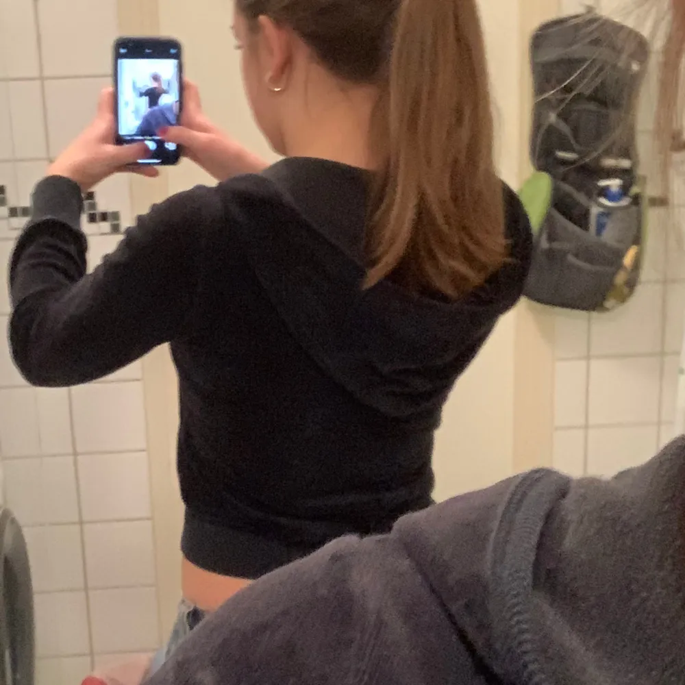 Barnhoodie från cubus som sitter såhär på mig som har storlek S Köpte den då jag ville ha Juicy vouture viben på hoodie. Hupparit & Collegepaidat.
