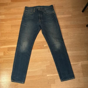 Levis 501 - Levis 501 i bra skick. Säljer eftersom de inte kommer till användning. Nypris ca 1100 mitt pris 299 kr. Detta är ett par trendiga jeans från Levis som har en populär tvätt. 