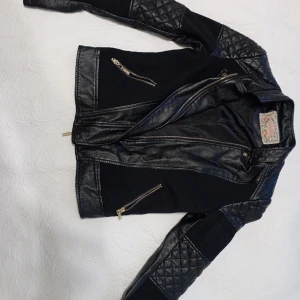 Svart skinnjacka  - Svart falskt skinnjacka  Använd fåtal gånger Storlek M men mest som S 