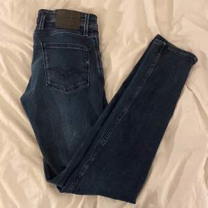 Tjena, säljer dessa riktigt snygga eftertraktade replay anbass jeans eftersom de är för långa för mig (173cm). W28 L34 passar perfekt runt 180cm. Nypris =1799kr mitt pris =500kr. pris kan diskuteras. Hör av dig ifall du har några funderingar /mvh Teo