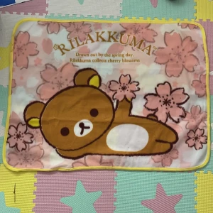 Rilakkuma filt ( 31,5 x 23,5 ) - Säljer för att den aldrig kom till användning. Kan användas på väggen eller på sängen som en filt. Den är köpt från japan och har importerats t sverige. Köp är på! Kontakta om du har frågor!