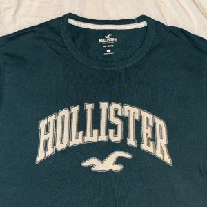 Hollister t-shirt  - En mörk grön t-shirt från Hollister 