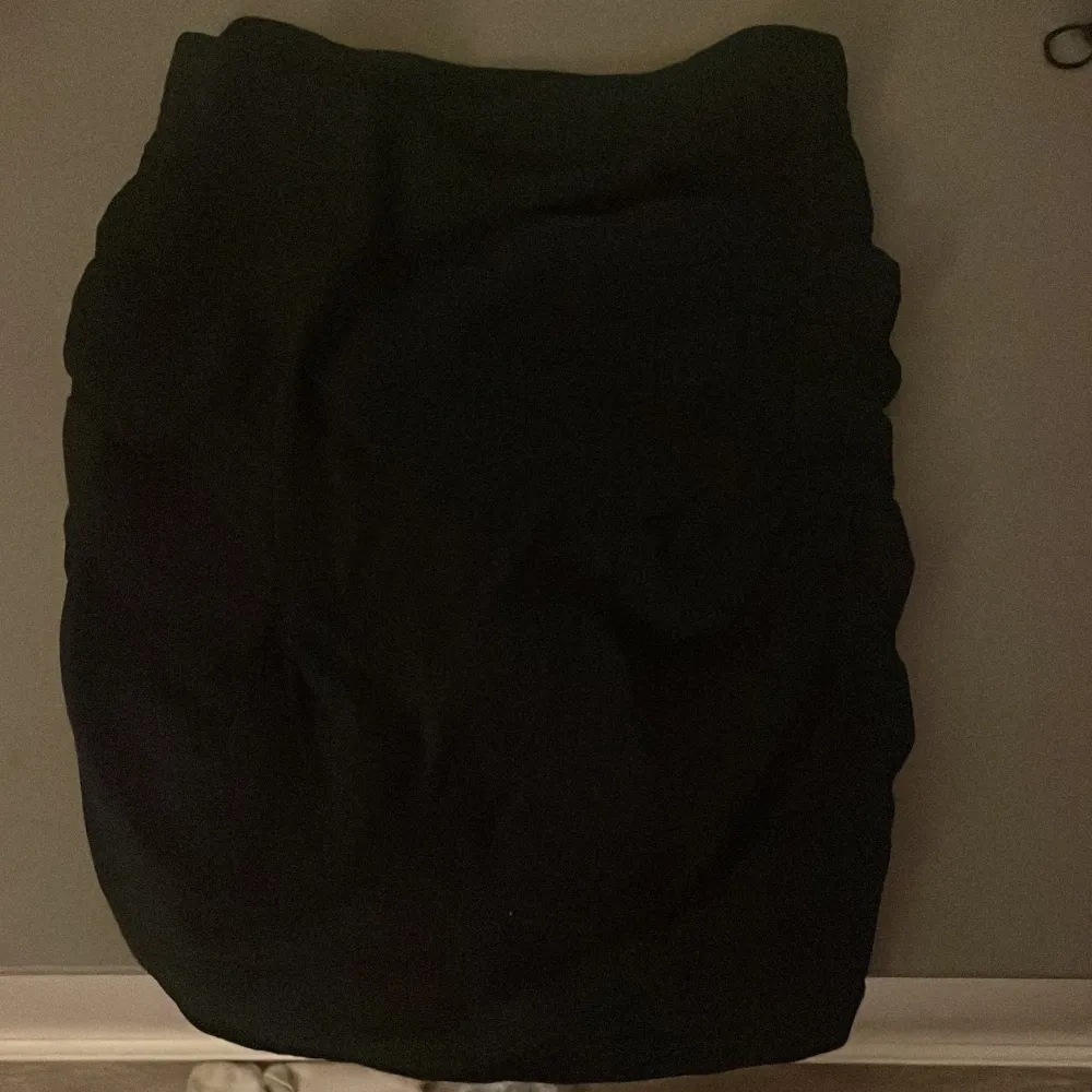 En svart kjol med en söm på baksidan som är använd några gånger men är i bra skick. Kjolar.