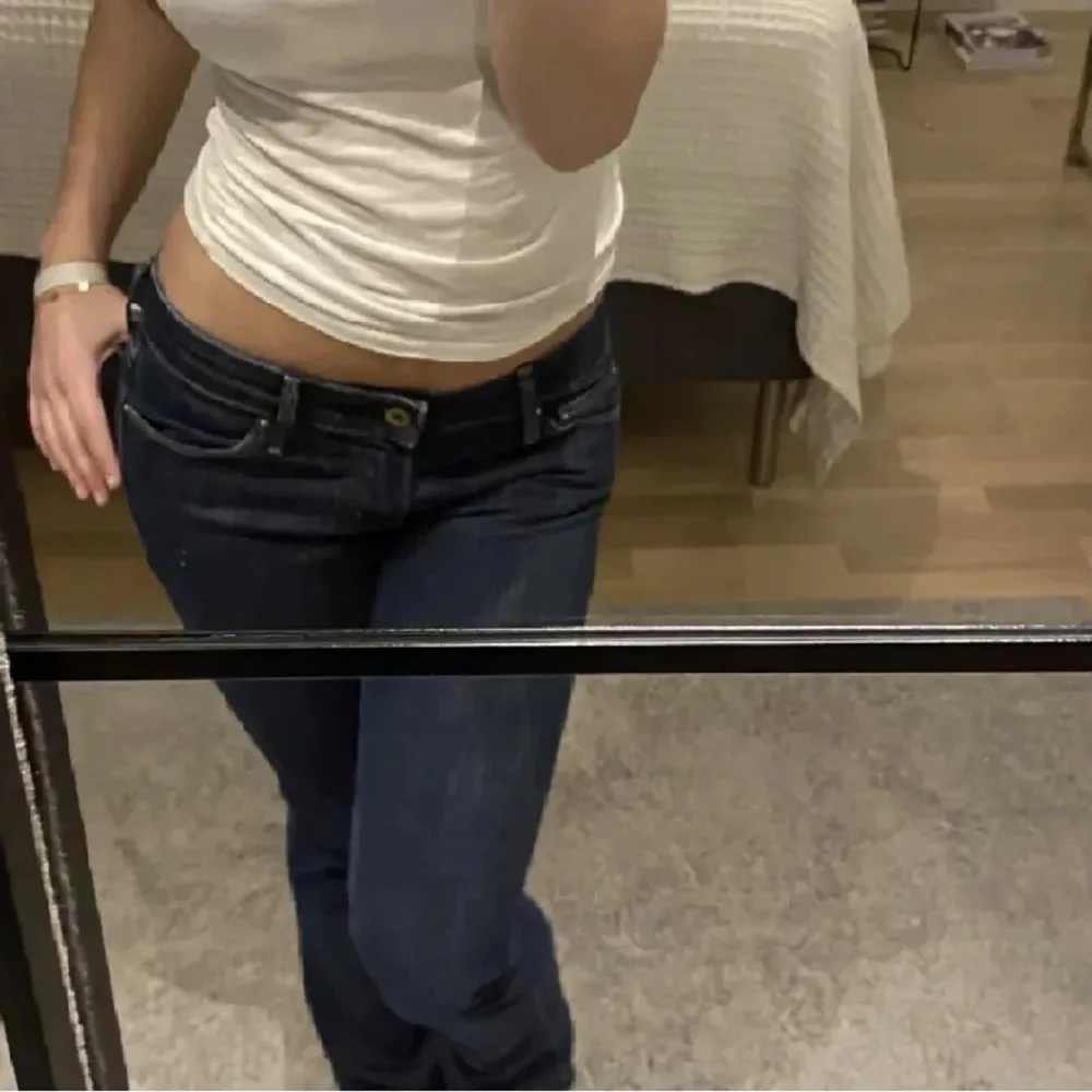 Ett par bootcut levis jeans, den är lågmidjad och skit snygg! Obs bilden är tagen av en annan tjej.. Jeans & Byxor.