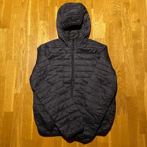 Pufferjacka - Lätt/tunn svart pufferjacka från asos.