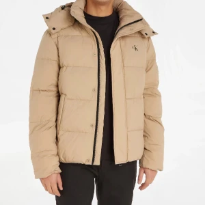 Calvin klein jacka herr - Tjenare säljer en snygg calvin klein jacka. Den är knappt använd och tvättas innan köp, köptes för ca 2500 på urban modern i hallarna, orginalbilder fås vid intresse