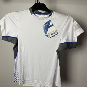 Träningströja Babolat - Ny träningströja. Storlek: 6-8 år. 122/128, pojke.  Hämtas i Torslanda annars fraktar jag.